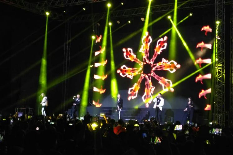 Boyzone tampil menyapa penggemarnya di Tennis Indoor, Senayan, Jakarta Pusat, Minggu (24/3/2019).