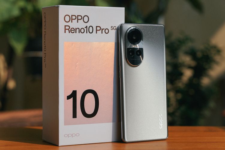 Oppo Reno 10 Pro varian Silvery Grey dan kotak kemasannya