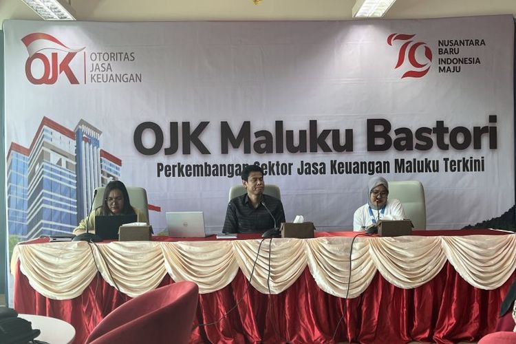 Kepala OJK Provinsi Maluku, Andy M Yusuf (tengah) saat kegiatan OJK Maluku Bastori bersama media di Kota Ambon.