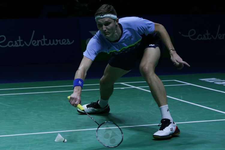 Tunggal putra Denmark, Viktor Axelsen bertanding melawan tunggal putra Malaysia, Lee Zii Jia pada laga semifinal Indonesia Open 2022 di Istora Senayan, Jakarta, Sabtu (18/6/2022). Axelsen lolos ke babak final setelah menang dengan skor 19-21, 21-11, dan 23-21.