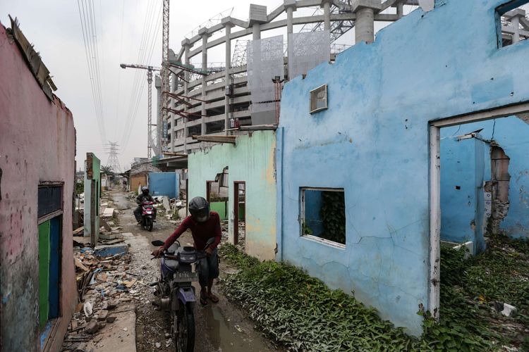 Puing sisa bangunan Kampung Bayam, Papanggo, Tanjung Priok, Jakarta Utara, Rabu (25/8/2021). Kasatpol PP DKI Jakarta Arifin mengatakan, sebanyak 29 bangunan liar yang dijadikan kafe remang-remang dibongkar paksa karena tidak memiliki izin.