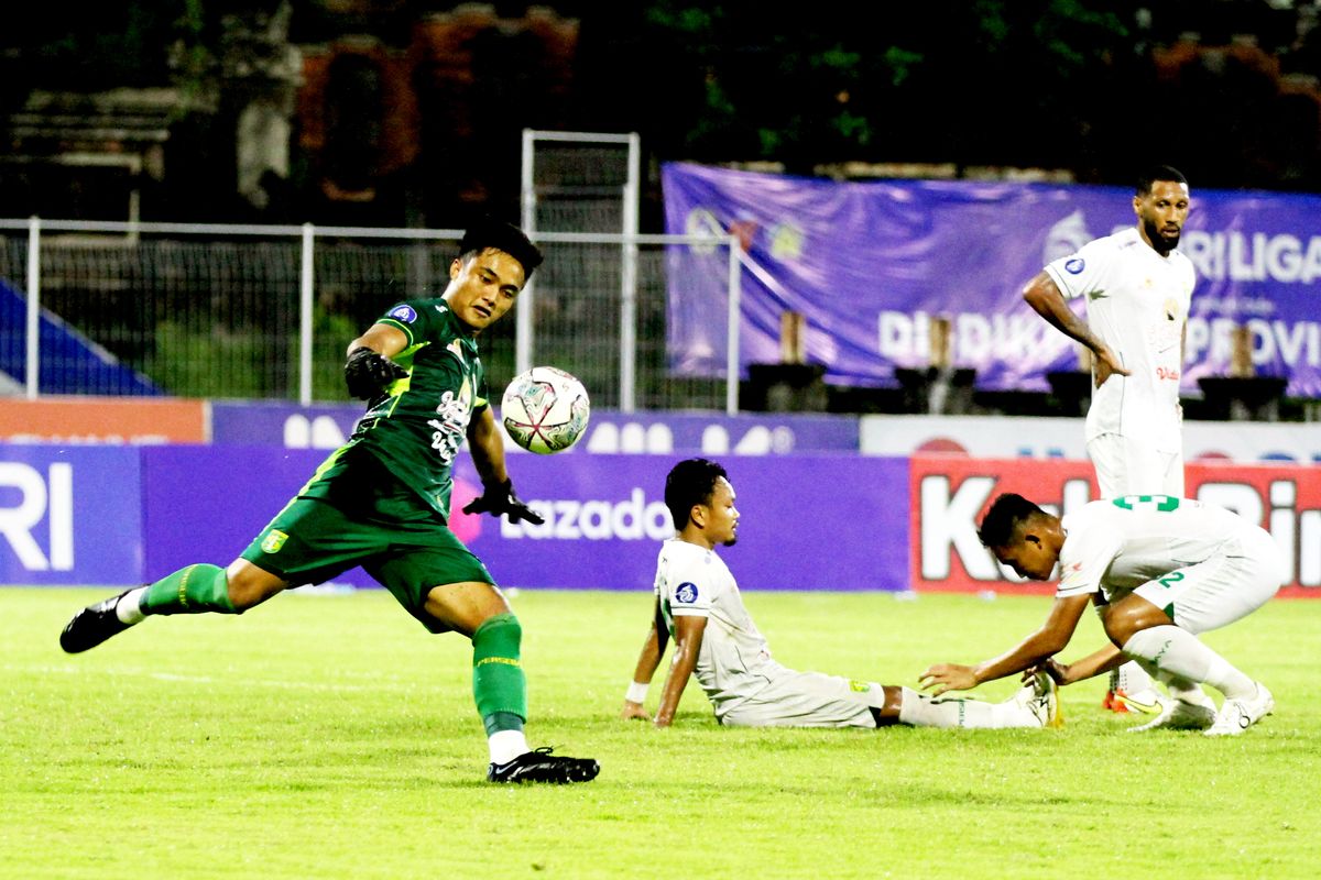 Penjaga gawang Persebaya Surabaya Ernando Ari Sutaryadi saat lawan Bali United pertandingan pekan 33 Liga 1 2021-2022 yang berakhir dengan skor 0-3 di Stadion I Gusti Ngurah Rai Denpasar, Jumat (25/3/2022) malam.