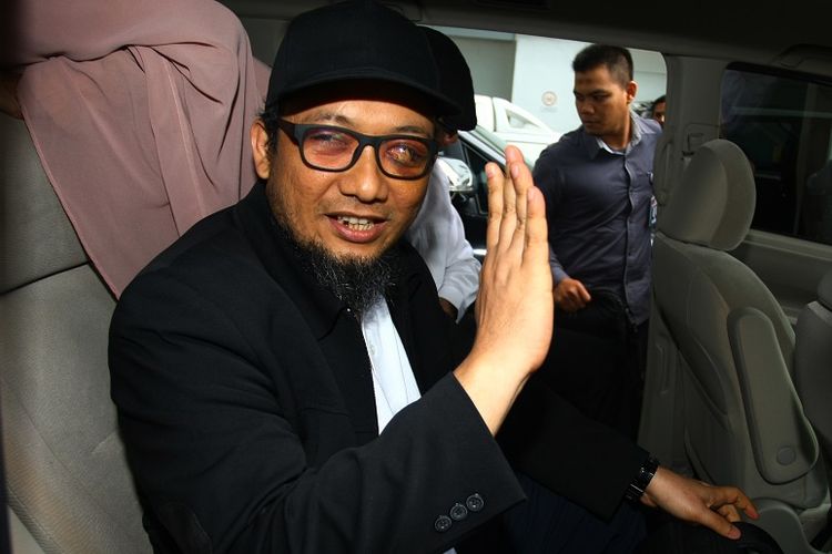 Penyidik KPK Novel Baswedan berada di mobil setibanya dari Singapura di Terminal 3 Bandara Soekarno Hatta, Tangerang, Banten, Kamis (22/2). Novel kembali ke Indonesia setelah sepuluh bulan menjalani operasi dan perawatan mata di Singapura akibat penyerangan air keras terhadap dirinya. 