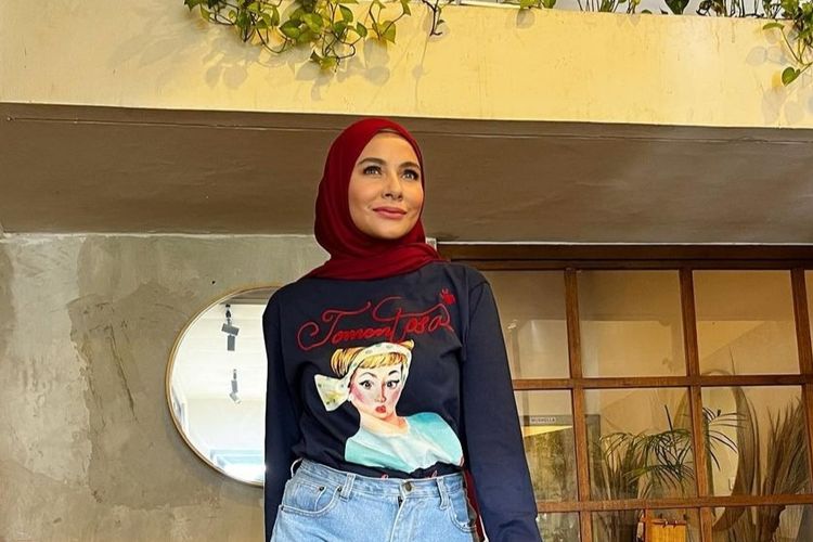 Aktris dan presenter Meisya Siregar berpose dalam akun Instagram-nya.