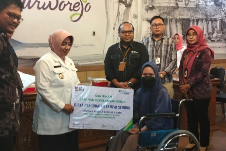 Anisya Ratna Komalasari dari Desa Wironatan (23) salah satu anggota kelompok penyelenggaraan pemungutan suara (KPPS) di Kabupaten Purworejo Jawa Tengah mendapat bantuan  biaya pengobatan 