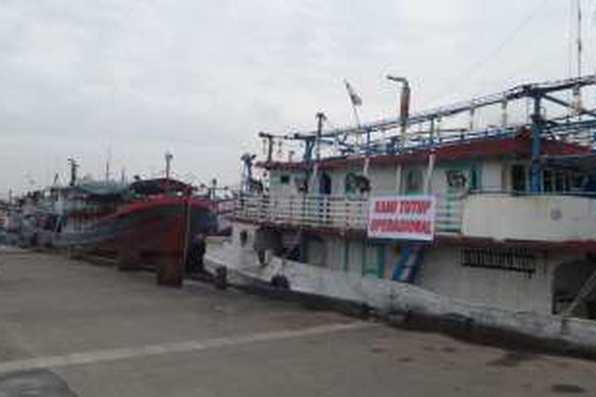 Aktifitas bongkar muat ikan di Pelabuhan Muara Baru, Jakarta Utara terhenti. Hal itu dilakukan sebagai bentuk protes pelaku usaha atas kebijakan Perum Perindo yang menaikkan harga sewa lahan, Rabu (12/10/2016)