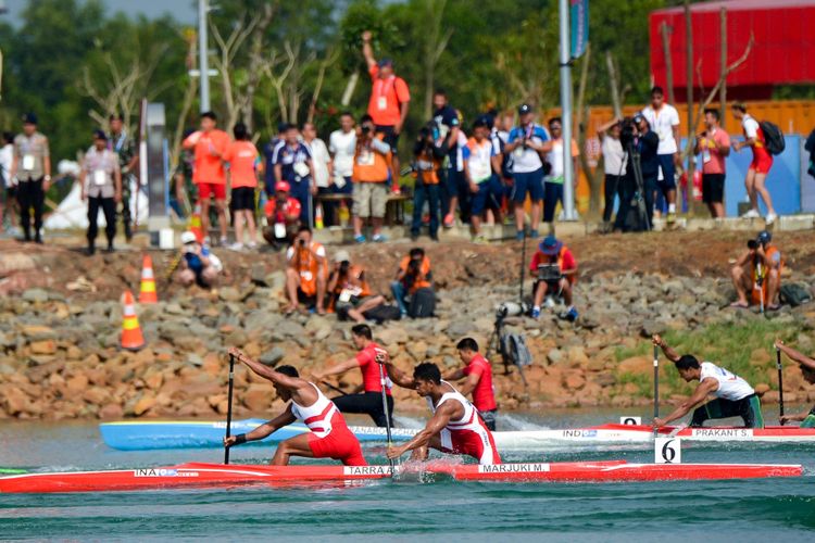 Atlet kano Indonesia Anwar Tarra (depan) Marjuki (belakang) beradu cepat pada final nomor ganda putra 200 meter Asian Games 2018  arena Dayung Jakabaring Sport City, Palembang, Sumatera Selatan, Sabtu (1/9/2018).