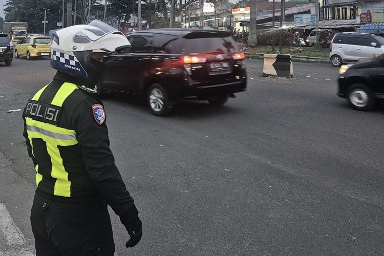 Kawasan Wisata Puncak Bogor Diserbu Wisatawan, Polisi Terapkan 