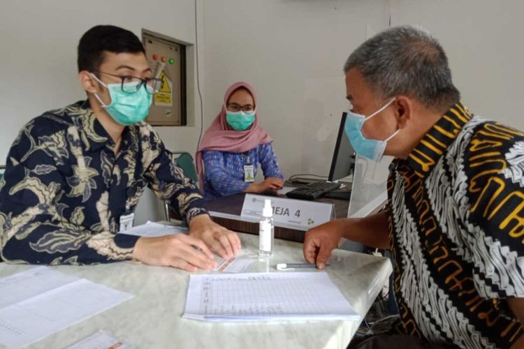 Lulut Edi Santoso, seorang guru di SMAN 3 Kota Malang usai disuntik vaksin di Rumah Sakit Persada Kota Malang, Jumat (5/3/2021)