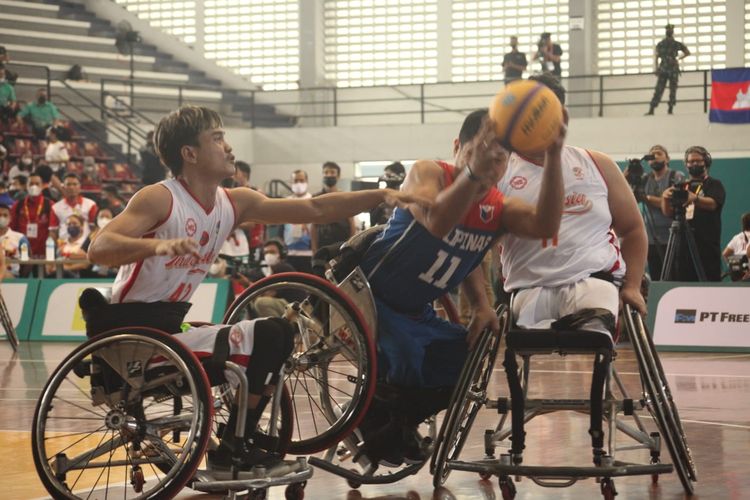 Skuad timnas wheelchair basketball Indonesia saat melawan Filipina pada laga perdana ASEAN Para Games 2022 di Solo yang berlangsung di GOR Sritex Arena, Sabtu (30/7/2022).