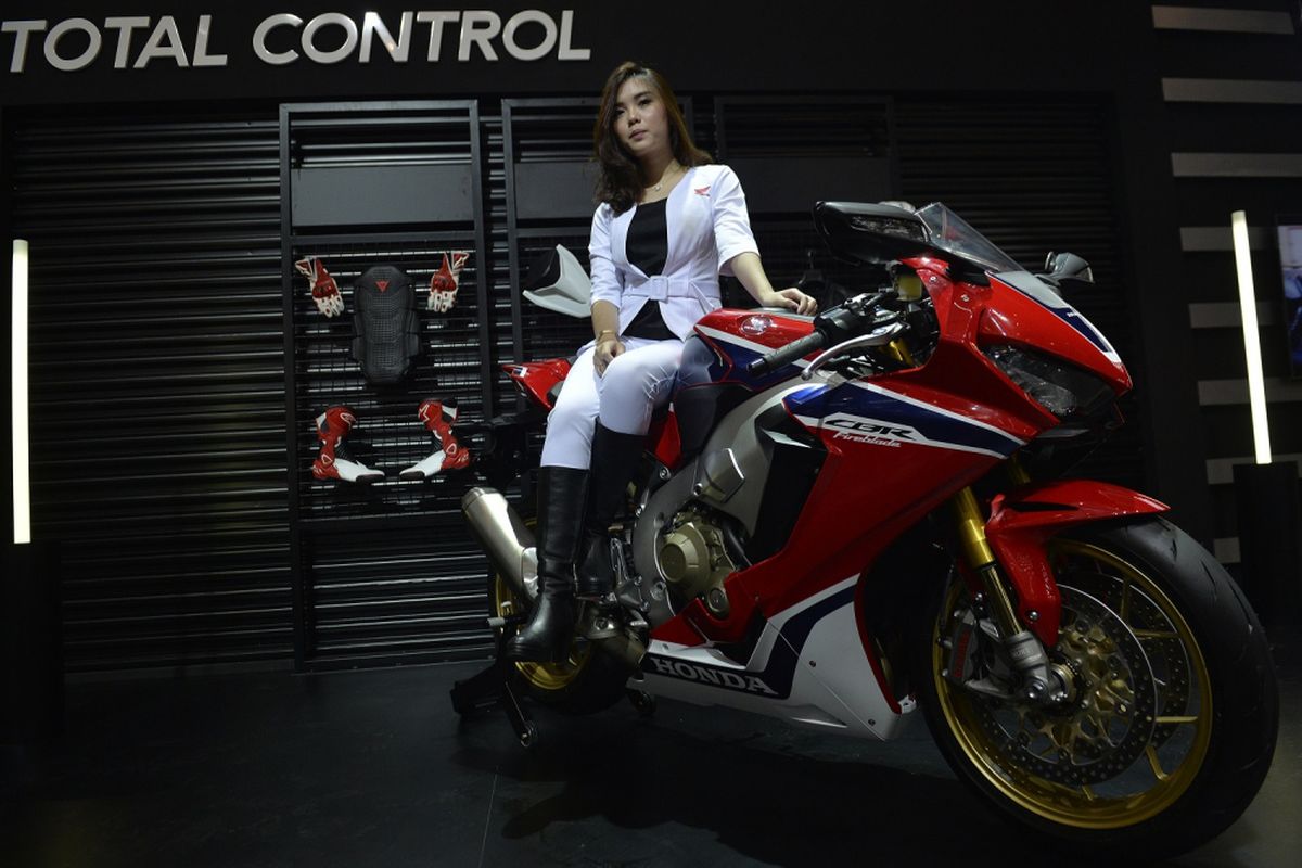 Penjaga stan duduk di motor Honda CBR1000RR terbaru ketika berlangsungnya GAIKINDO Indonesia International Auto Show (GIIAS) 2017 di ICE BSD City, Tangerang, Kamis (10/8). Pameran otomotif tersebut diikuti 32 Agen Pemegang Merek (APM), 10 merek motor dan lebih dari 130 exhibitor non APM. ANTARA FOTO/Saptono/Kye/17