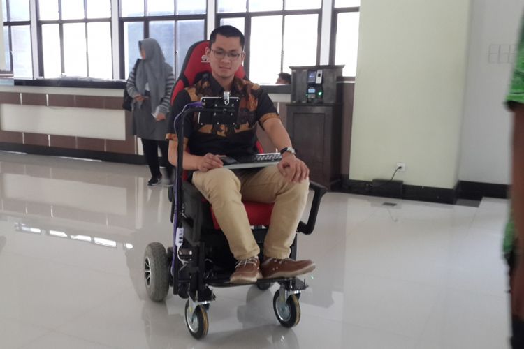 Kursi roda pintar yang dibuat mahasiswa dan dosen Universitas Brawijaya, Malang, untuk penyandang disabilitas, Rabu (4/10/2017). 