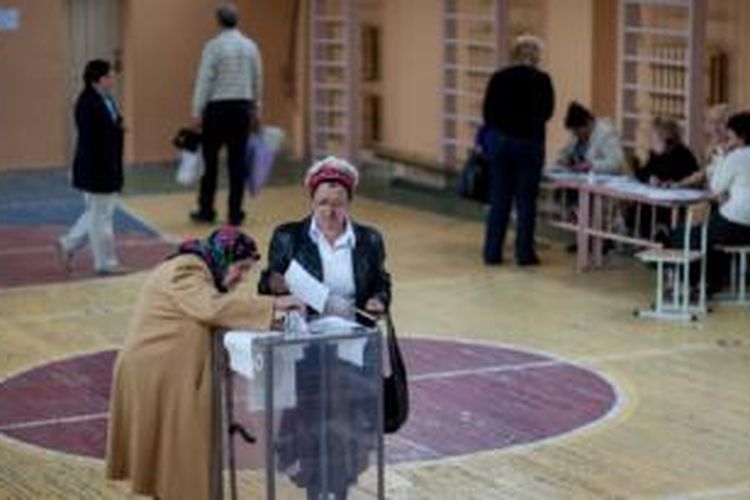 Penduduk lokal memberikan suaranya di TPS di Luhansk, Ukraina, Minggu, 11 Mei 2014.