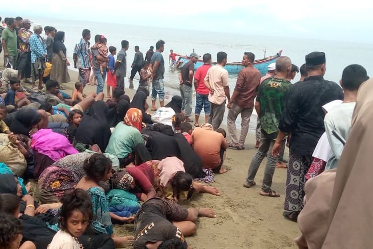 Ratusan Pengngsi Rohingya terlihat mendarat di bibir Pantai kalee, GamPong Blang Raya, Kecamatan Muara tiga, Kabuaten Pidie, Selasa (14/11/2023).