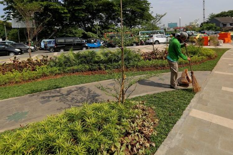 Petugas kebersihan membersihkan taman di trotoar Jalan Jatibaru Raya, Tanah Abang, Jakarta Pusat, Rabu (23/11/2016). Lahan tersebut merupakan taman yang menjadi bagian dari proyek pelebaran trotoar di kawasan Tanah Abang, tepatnya di Jalan Jatibaru Raya.