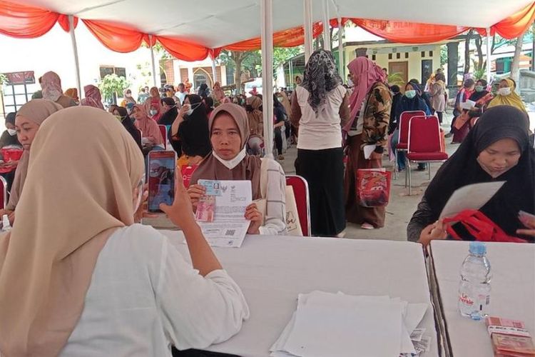 A photo of distribution of fuel cash assistance to recipients via state-owned postal company PT Pos Indonesia in Cimuning, Bekasi, West Java on Wednesday, Sept. 14, 2022.   