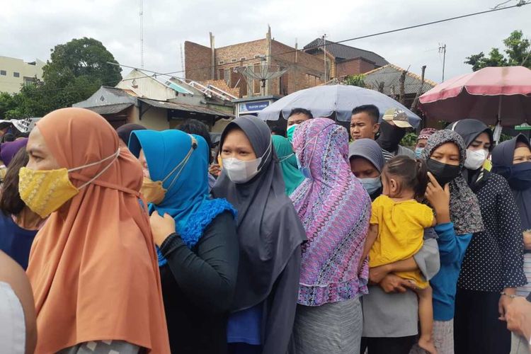 Warga mengantre untuk membeli minyak goreng dengan harga Rp.14.000 per liter dalam operasi pasar , Rabu (19/1/2022).