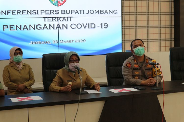 Bupati Jombang Mundjidah Wahab (tengah), saat menggelar konferensi pers terkait perkembangan kasus Covid-19, di kantor Pemerintah Kabupaten Jombang, Jawa Timur, Senin (30/3/2020).