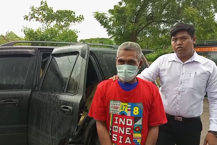 Pelaku berinisial MR (68) warga Kabupaten Rembang, tega memperkosa anak kandungnya hingga hamil 6 bulan, saat ungkap kasus di Mapolres Rembang, Jawa Tengah, Senin (20/2/2023)