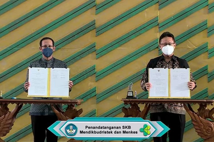 Menteri Pendidikan, Kebudayaan, Riset, dan Teknologi (Mendikbudristek) Nadiem Anwar Makarim bersama Menteri Kesehatan (Menkes) Budi Gunadi Sadikin tandatangani Surat Keputusan Bersama (SKB) tentang Peningkatan Kuota Penerimaan Mahasiswa Program Sarjana Kedokteran, Program Dokter Spesialis dan Penambahan Program Studi Dokter Spesialis Melalui Sistem Kesehatan Akademik/ Academic Health System (AHS). Kerja sama dilakukan sebagai upaya mengakselerasi peningkatan kapasitas dan kualitas Fakultas Kedokteran, serta menghasilkan dokter dan dokter spesialis yang dapat memperkuat layanan kesehatan.