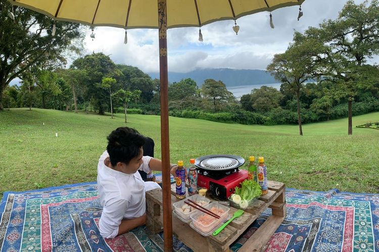 Piknik dengan pemandangan danau di Kebun Raya Bali, salah satu tempat wisata Bali tengah.