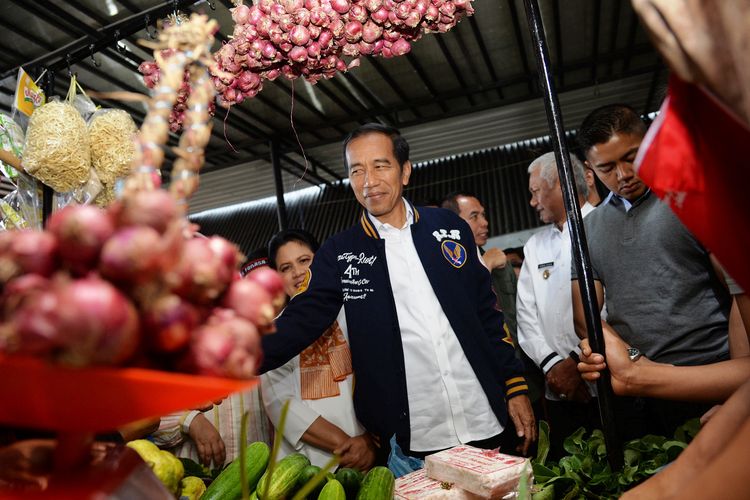 Presiden Jokowi bersama Gubernur Sumut Edy Rahmayadi mengunjungi Pasar Balerong Balige, Jumat (15/3/2019)