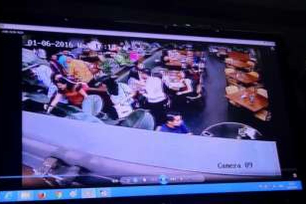 Rekaman CCTV Kafe Olivier, Wayan Mirna Salihin (kiri), Jesica Kumala Wongso (tengah) dan Hani alias Boon Juwita (kanan)