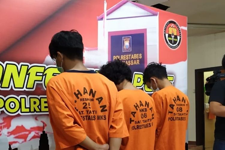 Tiga pelaku penganiayaan yang menyebabkan mahasiswa UMI Andi Fredi Akirmas meninggal dunia saat diamankan di Polrestabes Makassar, Kamis (14/11/2019).