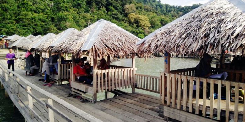 Pengunjung bersantai di pondok yang disediakan di Lhok Seudu, Desa Desa Teupin Layeu, Kecamatan Leupueng, Kabupaten Aceh Besar, Aceh, Jumat (29/12/2017).