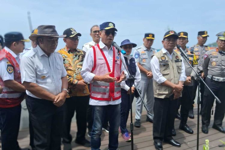 Menko PMK dan Menhub memberikan keterangan pers usai meninjau arus mudik Natal tahun 2023 di Pelabuhan Merak, Banten. Sabtu (23/12/2023).