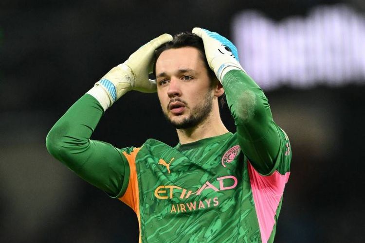 Kiper Manchester City, James Trafford, saat memperkuat klubnya di laga babak ketiga Piala FA kontra Exeter City pada 10 Januari 2026.