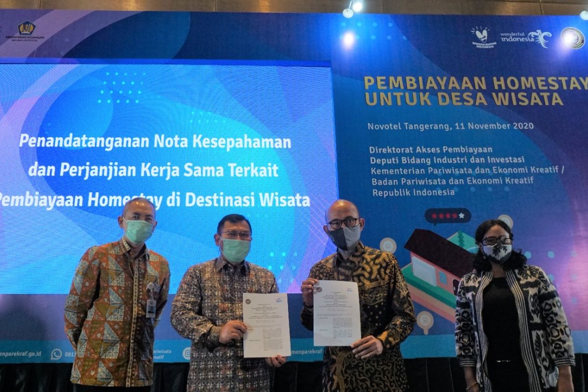 Direktur Utama PT Sarana Multigriya Finansial (Persero) atar SMF Ananta Wiyogo dan Deputi Bidang Industri dan Investasi Kementerian Parekraf Fadjar Hutomo menandatangani kesepakatan kerja sama pembiayaan homestay di desa wisata, Rabu (11/11/2020).