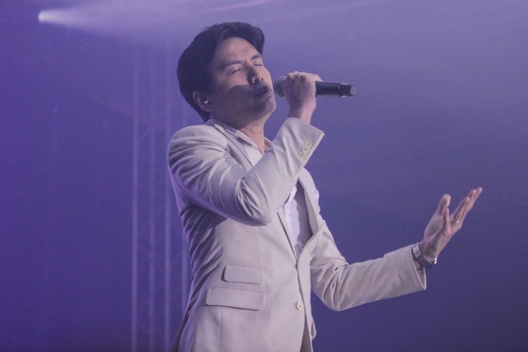 Christian Bautista saat tampil di acara Romantic Valentine concert with Ronan keating di Hotel Pullman Central Park, Jakarta Barat Sabtu(29/2/2020).