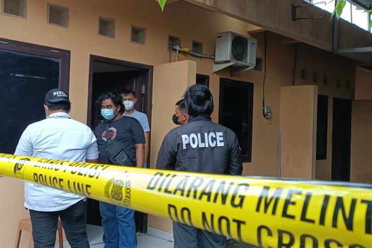 Petugas kepolisian saat menggelar olah tkp di lokasi penemuan jasad perempuan yang dimutilasi dan diletakkan dalam dua boks kontainer di Desa Lambangsari, Tambun Selatan, Kabupaten Bekasi, Jumat (30/12/2022).