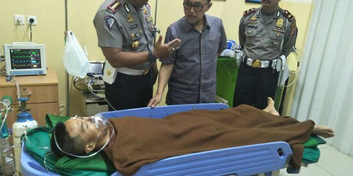 Heri Fitrianto (34) terlihat masih terbaring dalam perawatan di rumah sakit pasca kecelakaan tertabrak sebuah mobil dari belakang saat sedang berlatih sepeda di Tanjakan Emen.