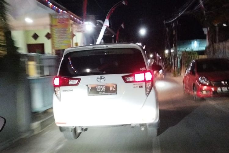 Cak Mat saat mengejar mobil yang dipakai kabur pelaku penculikan di Jalan Veteran Kota Kediri, Jawa Timur, Sabtu (3/8/2024).