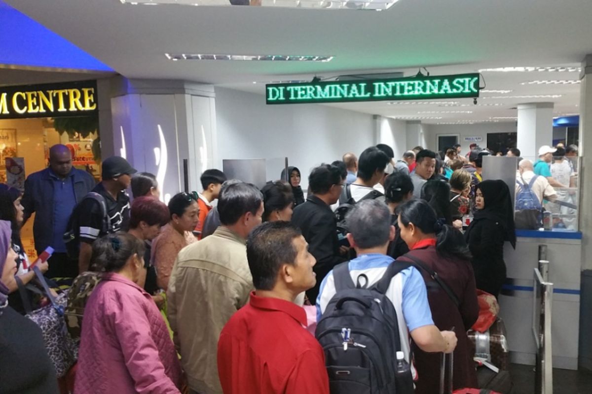 Antrean penumpang yang meninggalkan Batam di Pelabuhan Ferry Internasional Batam Centre, Batam, Kepulauan Riau menyemut. Antrean terjadi sejak pukul 05.30 WIB, Jumat (16/2/2018). 