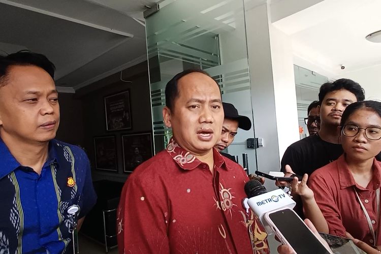 Kepala Pusat Penerangan Hukum Kejaksaan Agung, Anang Supriatna saat ditemui awak media di Kantor Kejaksaan Agung, Jakarta, Jumat (24/10/2025).