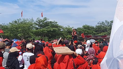 Ganjar Ajak Pengasuhnya Naik Panggung saat Kampanye di Lampung