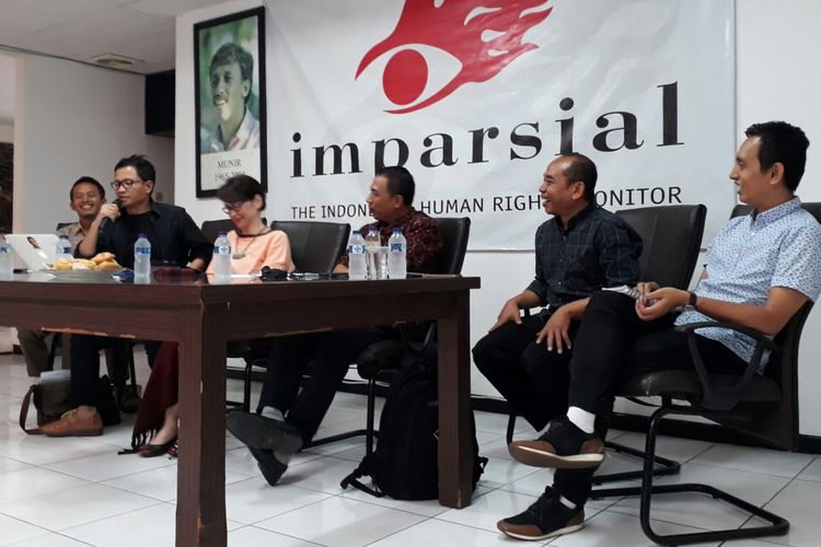 Acara diskusi bertema Melawan Ekstremisme dan Terorisme dalam Negara Hukum dan Demokrasi, Telaah atas RUU Anti Terorisme dan Perppu Ormas di kantor Imparsial, Tebet, Jakarta Selatan, Selasa (22/8/2017).