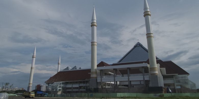 Tampak bangunan masjid raya DKI Jakarta pertama dengan nama KH Hasyim Asyari yang masih dalam proses finishing di Jalan Daan Mogot, Jakarta Barat, Kamis (30/3/2017). Rencananya, masjid akan diresmikan pada pertengahan April 2017 oleh Presiden RI Joko Widodo.