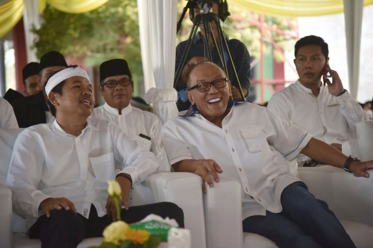 Mantan Ketua Umum Partai Golkar, Aburizal Bakrie (kanan) bersama Dedi Mulyadi di Subang, Jawa Barat, Minggu (27/5/2018).