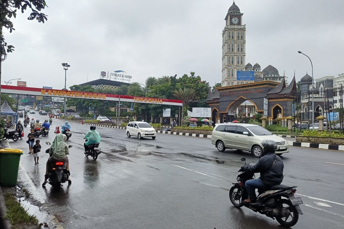 Kondisi arus lalu lintas di Jalur Puncak, Kabupaten Bogor, Senin (16/2/2026). 