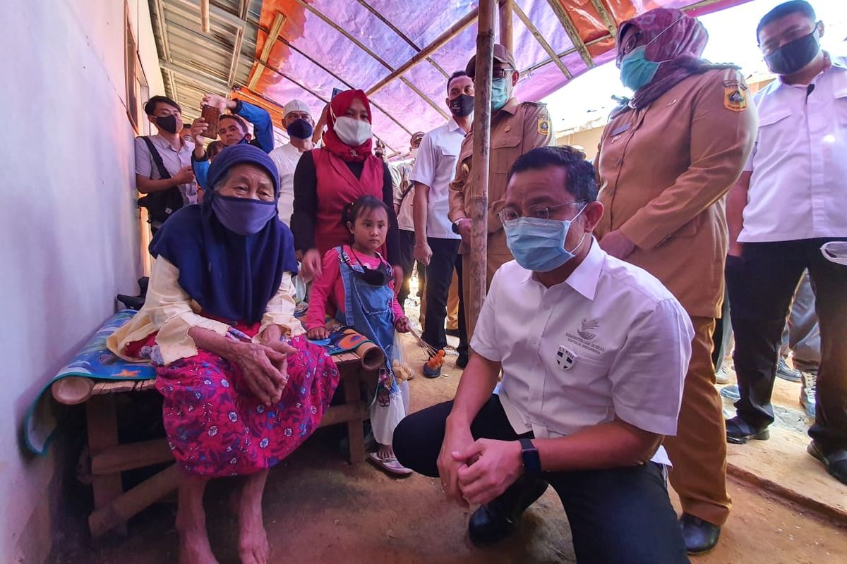 Menteri Sosial Juliari Batubara saat mengunjungi korban tanah longsor di Kecamatan Sukajaya Kabupaten Bogor, Jawa Barat, Senin (6/7/2020).