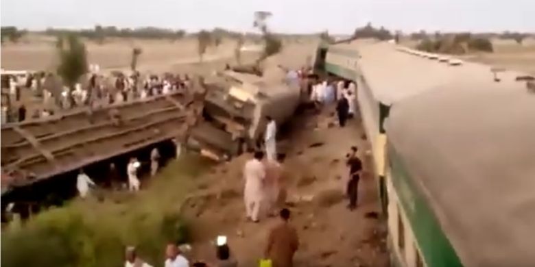 Tangkapan layar di YouTube memperlihatkan para penumpang dua kereta yang terlibat tabrakan di Pakistan bergegas keluar menyelamatkan diri.