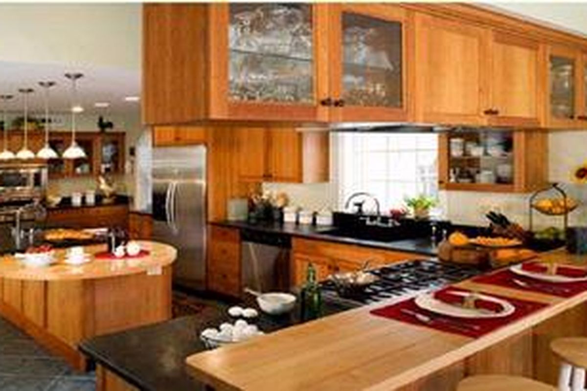 Memang, semua perangkat itu bisa saja disimpan di area dapur.Tetapi, ketika barang semakin banyak, tentu ruang makan terpaksa menjadi ruang simpan juga.