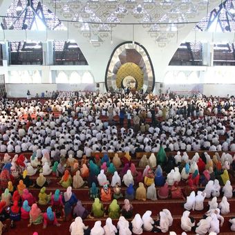 Dai, ulama, serta warga mengikuti acara pembukaan Multaqo (Konferensi) Internasional Dai dan Ulama Se-Asia Tenggara di Masjid Raya Sumatera Barat di Padang, Senin (17/7/2017).