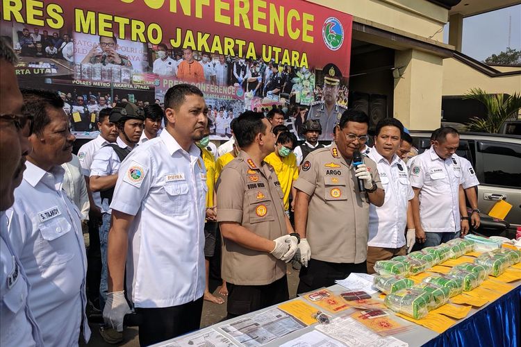 Kabid Humas Polda Metro Jaya, Kombes Argo Yuwono memberi Keterangan di Mapolres Metro Jakarta Utara