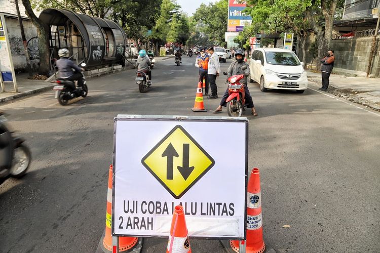 Hari pertama rekayasa lalu lintas di Bandung, tepatnya di Jalan Sukabumi, Senin (22/8/2022). 