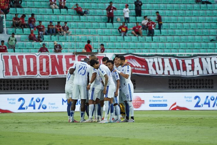 Pemain-pemain Arema FC melakukan tos jelang melakoni laga pekan kesembilan Super League 2025-2026. Laga PSM Makassar vs Arema FC digelar di Stadion Gelora BJ Habibie, Parepare, Minggu (19/10/2025).